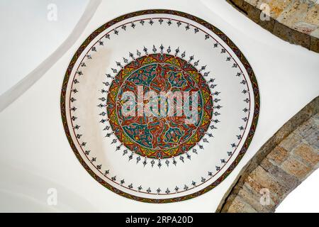 Dekoration in der Hofgalerie. Kleine Hagia Sophia Moschee. Ehemalige griechisch-orthodoxe Kirche. Istanbul, Türkei Stockfoto