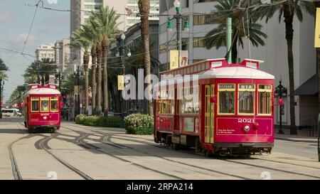 Zwei Trolleywagen fahren auf der Kanalstraße in New orleans vorbei Stockfoto