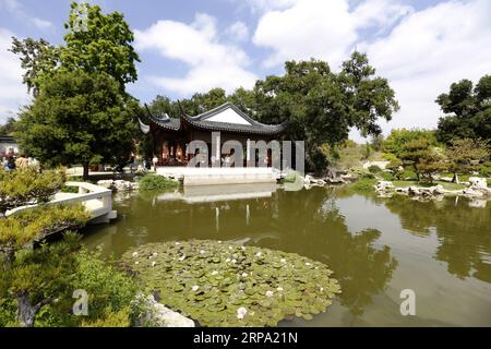 (190422) -- LOS ANGELES, 22. April 2019 (Xinhua) -- Foto aufgenommen am 21. April 2019 zeigt einen Blick auf den chinesischen Garten Liu Fang Yuan in der Huntington Library, Kunstsammlungen und Botanischen Gärten in Los Angeles, USA. Inspiriert von den chinesischen Gärten von Suzhou, einer chinesischen Stadt, die für ihre alten Gärten bekannt ist, ist Liu Fang Yuan oder der Garten des fließenden Duftes einer der größten chinesischen Gärten im Ausland. Das Wort liu fang oder fließender Duft bezieht sich auf den Duft von Blumen und Bäumen, einschließlich der Kiefer, Lotus, Pflaume und anderen Pflanzen, die hier gefunden werden. (Xinhua/Li Ying) USA-LOS Stockfoto