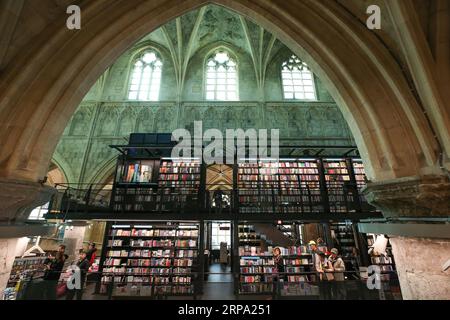 (190422) -- BRÜSSEL, 22. April 2019 (Xinhua) -- Foto vom 16. April 2019 zeigt das Innere des dominikanischen Buchhandels in Maastricht, Niederlande. Der Buchladen wurde in der Dominikanischen Kirche errichtet, einer ehemaligen gotischen Kirche mit einer Geschichte von etwa 800 Jahren. Es bewahrt die architektonische Struktur und das Design der Kirche und lädt gleichzeitig zum zeitgenössischen Element eines modernen Buchladens ein. Der Dominican Bookstore, der auch als „Buchladen im Himmel“ bekannt ist, zog viele Besucher aus der ganzen Welt an. (Xinhua/Zhang Cheng) NIEDERLANDE-MAASTRICHT-DOMINIKANISCHE BUCHHANDLUNG PUBLICATIONxNOTxINxCHN Stockfoto