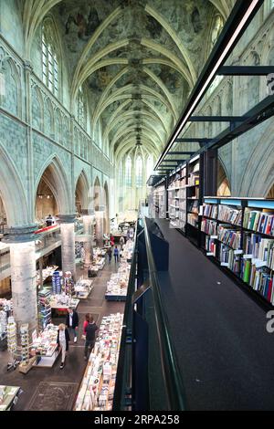 (190422) -- BRÜSSEL, 22. April 2019 (Xinhua) -- Foto vom 16. April 2019 zeigt das Innere des dominikanischen Buchhandels in Maastricht, Niederlande. Der Buchladen wurde in der Dominikanischen Kirche errichtet, einer ehemaligen gotischen Kirche mit einer Geschichte von etwa 800 Jahren. Es bewahrt die architektonische Struktur und das Design der Kirche und lädt gleichzeitig zum zeitgenössischen Element eines modernen Buchladens ein. Der Dominican Bookstore, der auch als „Buchladen im Himmel“ bekannt ist, zog viele Besucher aus der ganzen Welt an. (Xinhua/Zhang Cheng) NIEDERLANDE-MAASTRICHT-DOMINIKANISCHE BUCHHANDLUNG PUBLICATIONxNOTxINxCHN Stockfoto