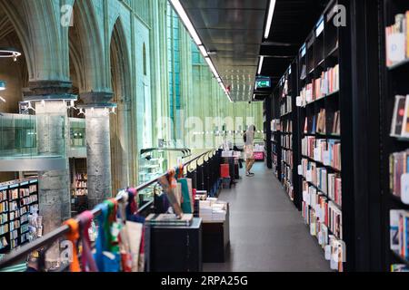 (190422) -- BRÜSSEL, 22. April 2019 (Xinhua) -- Ein Besucher wählt Bücher im Dominikanischen Buchladen in Maastricht, Niederlande, 16. April 2019. Der Buchladen wurde in der Dominikanischen Kirche errichtet, einer ehemaligen gotischen Kirche mit einer Geschichte von etwa 800 Jahren. Es bewahrt die architektonische Struktur und das Design der Kirche und lädt gleichzeitig zum zeitgenössischen Element eines modernen Buchladens ein. Der Dominican Bookstore, der auch als „Buchladen im Himmel“ bekannt ist, zog viele Besucher aus der ganzen Welt an. (Xinhua/Zhang Cheng) NIEDERLANDE-MAASTRICHT-DOMINIKANISCHE BUCHHANDLUNG PUBLICATIONxNOTxINxCHN Stockfoto