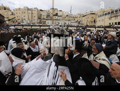 Nachrichten Themen der Woche KW17 Nachrichten Bilder des Tages 190422 -- JERUSALEM, 22. April 2019 -- Juden nehmen am Priestersegnen während des Passahfestes an der Westmauer in der Altstadt von Jerusalem am 22. April 2019 Teil. Tausende Juden pilgern während des achttägigen Passahfestes nach Jerusalem, das an den Exodus Israels aus der Sklaverei in Ägypten vor etwa 3.500 Jahren erinnert. MIDEAST-JERUSALEM-PASSAHFEST MuammarxAwad PUBLICATIONxNOTxINxCHN Stockfoto