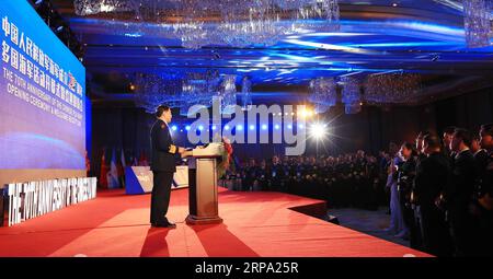 (190422) -- QINGDAO, 22. April 2019 -- der Befehlshaber der chinesischen Volksbefreiungsarmee (PLA), Shen Jinlong, hält eine Rede während der Eröffnungszeremonie der multinationalen Marineveranstaltungen zum 70. Gründungsjubiläum der PLA-Marine in Qingdao, Ostchinas Provinz Shandong, am 22. April 2019. ) CHINA-QINGDAO-MULTINATIONALE MARINEVERANSTALTUNGEN - ERÖFFNUNGSZEREMONIE (CN) JUXZHENHUA PUBLICATIONXNOTXINXCHN Stockfoto