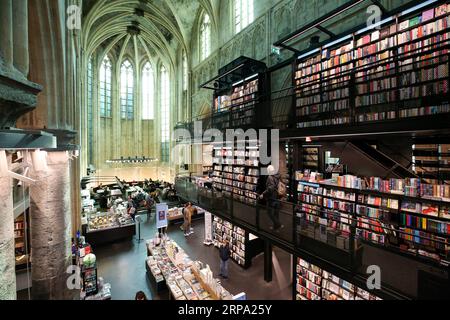 (190422) -- BRÜSSEL, 22. April 2019 (Xinhua) -- Foto vom 16. April 2019 zeigt das Innere des dominikanischen Buchhandels in Maastricht, Niederlande. Der Buchladen wurde in der Dominikanischen Kirche errichtet, einer ehemaligen gotischen Kirche mit einer Geschichte von etwa 800 Jahren. Es bewahrt die architektonische Struktur und das Design der Kirche und lädt gleichzeitig zum zeitgenössischen Element eines modernen Buchladens ein. Der Dominican Bookstore, der auch als „Buchladen im Himmel“ bekannt ist, zog viele Besucher aus der ganzen Welt an. (Xinhua/Zhang Cheng) NIEDERLANDE-MAASTRICHT-DOMINIKANISCHE BUCHHANDLUNG PUBLICATIONxNOTxINxCHN Stockfoto