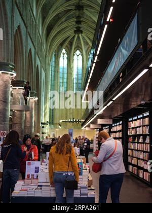 (190422) -- BRÜSSEL, 22. April 2019 (Xinhua) -- Besucher wählen Bücher im Dominikanischen Buchladen in Maastricht, Niederlande, 16. April 2019. Der Buchladen wurde in der Dominikanischen Kirche errichtet, einer ehemaligen gotischen Kirche mit einer Geschichte von etwa 800 Jahren. Es bewahrt die architektonische Struktur und das Design der Kirche und lädt gleichzeitig zum zeitgenössischen Element eines modernen Buchladens ein. Der Dominican Bookstore, der auch als „Buchladen im Himmel“ bekannt ist, zog viele Besucher aus der ganzen Welt an. (Xinhua/Zhang Cheng) NIEDERLANDE-MAASTRICHT-DOMINIKANISCHE BUCHHANDLUNG PUBLICATIONxNOTxINxCHN Stockfoto