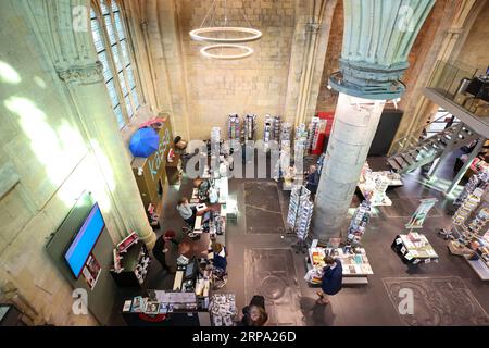 (190422) -- BRÜSSEL, 22. April 2019 (Xinhua) -- Foto vom 16. April 2019 zeigt das Innere des dominikanischen Buchhandels in Maastricht, Niederlande. Der Buchladen wurde in der Dominikanischen Kirche errichtet, einer ehemaligen gotischen Kirche mit einer Geschichte von etwa 800 Jahren. Es bewahrt die architektonische Struktur und das Design der Kirche und lädt gleichzeitig zum zeitgenössischen Element eines modernen Buchladens ein. Der Dominican Bookstore, der auch als „Buchladen im Himmel“ bekannt ist, zog viele Besucher aus der ganzen Welt an. (Xinhua/Zhang Cheng) NIEDERLANDE-MAASTRICHT-DOMINIKANISCHE BUCHHANDLUNG PUBLICATIONxNOTxINxCHN Stockfoto