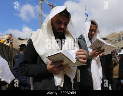 (190422) -- JERUSALEM, 22. April 2019 -- Juden nehmen an dem priesterlichen Segen während des Passahfestes an der Westmauer in der Altstadt von Jerusalem am 22. April 2019 Teil. Tausende Juden pilgern während des achttägigen Passahfestes nach Jerusalem, das an den Exodus Israels aus der Sklaverei in Ägypten vor etwa 3.500 Jahren erinnert. MIDEAST-JERUSALEM-PASSAHFEST MuammarxAwad PUBLICATIONxNOTxINxCHN Stockfoto