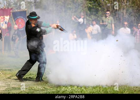 (190423) -- PEKING, 23. April 2019 -- Ein Mann feuert einen Flintlock während einer Veranstaltung, bei der der traditionelle Brauch des Feuerlöschens an Ostern im Dorf Hum Kosnicki, Kroatien, am 22. April 2019 vorgestellt wird. ) XINHUA FOTOS DES TAGES BornaxFilic PUBLICATIONxNOTxINxCHN Stockfoto