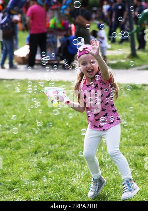 (190423) -- PARIS, 23. April 2019 (Xinhua) -- Ein Mädchen bläst Blasen während einer Osterfeier in Paris, Frankreich, 22. April 2019. (Xinhua/Gao Jing) FRANKREICH-PARIS-OSTERFEIER PUBLICATIONxNOTxINxCHN Stockfoto