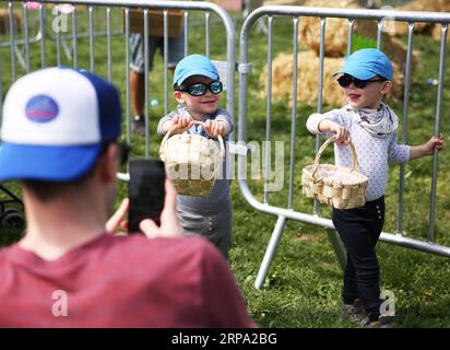 (190423) -- PARIS, 23. April 2019 (Xinhua) -- Kinder zeigen ihre Körbe während einer Osterfeier in Paris, Frankreich, 22. April 2019. (Xinhua/Gao Jing) FRANKREICH-PARIS-OSTERFEIER PUBLICATIONxNOTxINxCHN Stockfoto
