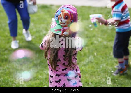 (190423) -- PARIS, 23. April 2019 (Xinhua) -- Kids Blow Bubbles während einer Osterfeier in Paris, Frankreich, 22. April 2019. (Xinhua/Gao Jing) FRANKREICH-PARIS-OSTERFEIER PUBLICATIONxNOTxINxCHN Stockfoto