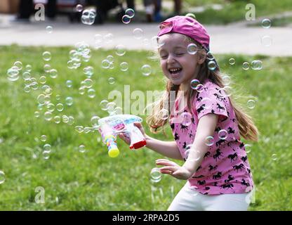 (190423) -- PARIS, 23. April 2019 (Xinhua) -- Ein Mädchen bläst Blasen während einer Osterfeier in Paris, Frankreich, 22. April 2019. (Xinhua/Gao Jing) FRANKREICH-PARIS-OSTERFEIER PUBLICATIONxNOTxINxCHN Stockfoto