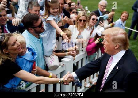 (190422) -- WASHINGTON, 22. April 2019 -- US-Präsident Donald Trump (Front R) nimmt am 22. April 2019 an der jährlichen Ostereierrolle im Weißen Haus in Washington D.C. Teil. Das White House Easter Egg Roll fand am Montag auf dem Südrasen statt, als die jährliche Tradition zum 141. Jahr eintrat. U.S.-WASHINGTON D.C.-WHITE HOUSE-EASTER EGG ROLL TINGXSHEN PUBLICATIONXNOTXINXCHN Stockfoto