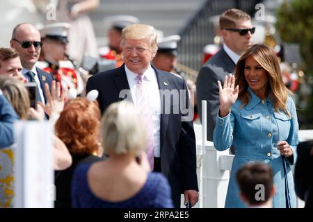 (190422) -- WASHINGTON, 22. April 2019 -- US-Präsident Donald Trump (Central L) und First Lady Melania Trump (Central R) nehmen am 22. April 2019 an der jährlichen Ostereierrolle im Weißen Haus in Washington D.C., USA, Teil. Das White House Easter Egg Roll fand am Montag auf dem Südrasen statt, als die jährliche Tradition zum 141. Jahr eintrat. U.S.-WASHINGTON D.C.-WHITE HOUSE-EASTER EGG ROLL TINGXSHEN PUBLICATIONXNOTXINXCHN Stockfoto