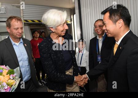 (190423) -- PEKING, 23. April 2019 (Xinhua) -- Christine Lagarde (C), Chefin des Internationalen Währungsfonds (IWF), kommt am 23. April 2019 in Peking, der Hauptstadt Chinas, an. Teilnahme am Zweiten Belt-and-Road-Forum für internationale Zusammenarbeit (BRF). (Xinhua/Ju Huanzong) CHINA-PEKING-GÜRTEL UND STRASSE FORUM-IWF CHIEF-ARRIVAL (CN) PUBLICATIONxNOTxINxCHN Stockfoto