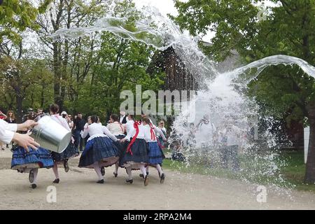 (190423) -- SZENTENDRE, 23. April 2019 -- lokale junge Männer spritzen Frauen im Rahmen der traditionellen Folklore-Osterfeier während einer Presseveranstaltung im ethnografischen Freilichtmuseum Skanzen in Szentendre, Ungarn, am 22. April 2019 mit Wasser zu. ) UNGARN-SZENTENDRE-OSTERTRÄNKE AttilaxVolgyi PUBLICATIONxNOTxINxCHN Stockfoto