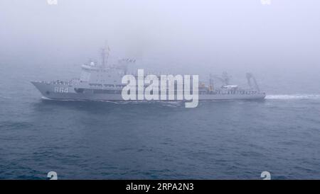 (190423) -- QINGDAO, 23. April 2019 -- Luftaufnahme vom 23. April 2019 zeigt das U-Boot-Rettungsschiff Haiyangdao der chinesischen Volksbefreiungsarmee (PLA) Navy auf dem Meer vor Qingdao in der ostchinesischen Provinz Shandong. Hier wurde eine Marineparade anlässlich des 70. Gründungsjubiläums der PLA Navy am Dienstag veranstaltet. CHINA-QINGDAO-PLA NAVY-70. JAHRESTAG-PARADE (CN) JUXZHENHUA PUBLICATIONXNOTXINXCHN Stockfoto