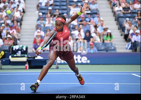 New York, USA. September 2023. Coco Gauff spielt gegen Caroline Wozniacki aus Finnland in der Women's Single Round 4 auf Arthur Ashe während des US Open Tennis Turniers 2023 im USTA Billie Jean King National Tennis Center, Flushing Corona Park, New York, NY, 3. September, 2023. (Foto: Anthony Behar/SIPA USA) Credit: SIPA USA/Alamy Live News Stockfoto