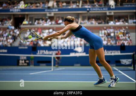 New York, USA. September 2023. Caroline Wozniacki aus Finnland spielt gegen Coco Gauff aus den Vereinigten Staaten in der Women's Single Round 4 auf Arthur Ashe während des US Open Tennis Turniers 2023 im USTA Billie Jean King National Tennis Center, Flushing Corona Park, New York, NY, 3. September, 2023. (Foto: Anthony Behar/SIPA USA) Credit: SIPA USA/Alamy Live News Stockfoto