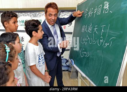 (190424) -- PEKING, 24. April 2019 (Xinhua) -- der iranische Geschäftsmann Hamid Dehgh (1. R) unterrichtet Chinesisch für Kinder aus Ländern des Nahen Ostens in einem Service Center für Ausländer in der Stadt Yiwu, Ostchinesische Provinz Zhejiang, 9. Mai 2017. Hamid kam 2003 nach Yiwu, um ein Geschäft mit dem Import iranischer Seidenschals zu betreiben, und 2007 wurde von Hamid und seiner chinesischen Frau ein Außenhandelsunternehmen gegründet, dessen Geschäftsbeziehungen nun auf viele Städte in Asien, Europa und Nordamerika ausgeweitet wurden. Hamid hat sich in der Innenstadt von Yiwu niedergelassen. Er konnte fließend Chinesisch sprechen und schickte seine Tochter zum Studium an einen Ort Stockfoto