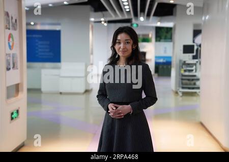 (190424) -- PEKING, 24. April 2019 (Xinhua) -- Zhansaya Dalikulova aus Kasachstan steht im Produktvorführraum von Beijing AeonMed Co., Ltd., wo sie in Peking, der Hauptstadt Chinas, am 4. April 2019 arbeitet. Zhansaya, 26, kam 2015 nach China, um Maschinenbau zu studieren. 2017 wurde sie Praktikantin von Aeonmed und arbeitete nach dem Abschluss hier. Sie ist verantwortlich für Vertriebsarbeiten in 13 Ländern, darunter Russland, Kasachstan und die Türkei. Sie kann Russisch, Kasachisch, Türkisch, Englisch und Chinesisch sprechen, so dass ihre Arbeit sehr gut läuft. Sie hofft, dass ihr Land und China besser zusammenarbeiten könnten Stockfoto