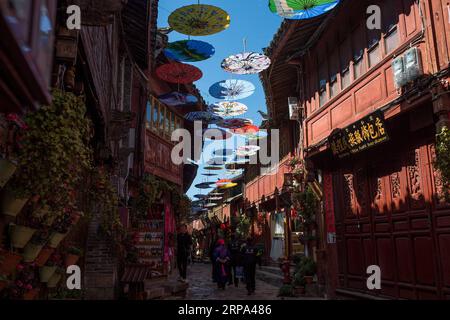 (190424) -- LIJIANG, 24. April 2019 (Xinhua) -- Touristen besuchen die antike Stadt Lijiang in der südwestlichen chinesischen Provinz Yunnan, 22. April 2019. Nach Angaben der örtlichen Behörden begann der Tourismus zu erhitzen, als Anfang 2019 ein schnellerer Zugverkehr zwischen Lijiang und der Provinzhauptstadt Kunming eingeführt wurde. In der ersten Saison begrüßte Lijiang 12,325 Millionen Ankömmlinge und erzielte einen Gesamtumsatz von 25,637 Milliarden Yuan, was einem Anstieg um 21,5 Prozent bzw. 15,13 Prozent gegenüber dem Vorjahr entspricht. (Xinhua/Hu Chao) CHINA-YUNNAN-LIJIANG-TOURISM (CN) PUBLICATIONxNOTxINxCHN Stockfoto