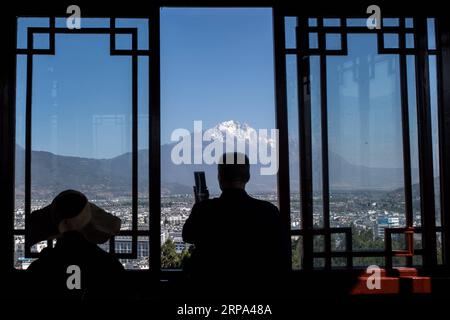 (190424) -- LIJIANG, 24. April 2019 (Xinhua) -- Ein Tourist macht Fotos in Lijiang, Südwestchinas Provinz Yunnan, 22. April 2019. Nach Angaben der örtlichen Behörden begann der Tourismus zu erhitzen, als Anfang 2019 ein schnellerer Zugverkehr zwischen Lijiang und der Provinzhauptstadt Kunming eingeführt wurde. In der ersten Saison begrüßte Lijiang 12,325 Millionen Ankömmlinge und erzielte einen Gesamtumsatz von 25,637 Milliarden Yuan, was einem Anstieg um 21,5 Prozent bzw. 15,13 Prozent gegenüber dem Vorjahr entspricht. (Xinhua/Hu Chao) CHINA-YUNNAN-LIJIANG-TOURISM (CN) PUBLICATIONxNOTxINxCHN Stockfoto