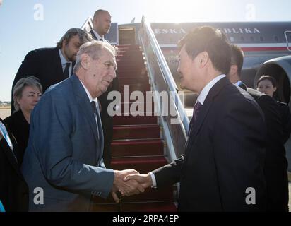 (190425) -- PEKING, 25. April 2019 -- der tschechische Präsident Milos Zeman kommt am 25. April 2019 in Peking, der Hauptstadt Chinas, an, um am Zweiten Gürtel- und Straßenforum für internationale Zusammenarbeit teilzunehmen. ) (BRF)CHINA-PEKING-GÜRTEL UND STRASSE FORUM-TSCHECHISCHE PRÄSIDENT-ANKUNFT (CN) JINXLIWANG PUBLICATIONXNOTXINXCHN Stockfoto