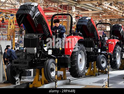 (190425) -- ZHENGZHOU, 25. April 2019 (Xinhua) -- Mitarbeiter arbeiten an einer Montagelinie der YTO Group Corporation in Luoyang, Provinz Henan in Zentralchina, 11. Februar 2018. (Xinhua/Li an) Xinhua-Schlagzeilen: Tausende von Jahren, Wiederbelebung zweier legendärer Städte auf der Seidenstraße PUBLICATIONxNOTxINxCHN Stockfoto