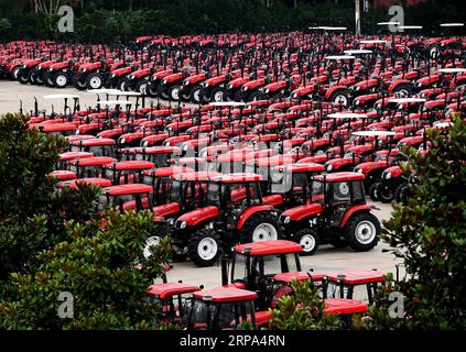 (190425) -- ZHENGZHOU, 25. April 2019 (Xinhua) -- Foto aufgenommen am 27. Juni 2018 zeigt Dongfanghong-Traktoren in einem Werk der YTO Group Corporation in Luoyang, Provinz Henan in Zentralchina. (Xinhua/Li an) Xinhua-Schlagzeilen: Tausende von Jahren, Wiederbelebung zweier legendärer Städte auf der Seidenstraße PUBLICATIONxNOTxINxCHN Stockfoto