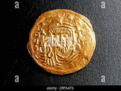 (190425) -- ZHENGZHOU, 25. April 2019 (Xinhua) -- undatiertes Aktenfoto zeigt eine römische Goldmünze, die in einem Pu s Grab der Tang-Dynastie im Luoyang Museum in Luoyang, der zentralchinesischen Provinz Henan, entdeckt wurde. (Xinhua) Xinhua-Schlagzeilen: Tausende von Jahren, Wiederbelebung zweier legendärer Städte auf der Seidenstraße PUBLICATIONxNOTxINxCHN Stockfoto