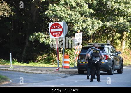 West Chester, Usa. September 2023. Die Polizei schließt Straßen und überprüft Fahrzeuge in der Gegend. Pennsylvania State Police und Federal Law Enforcement in West Chester suchen nach Daniel Cavalcante, nachdem er aus dem Gefängnis entkommen war. Daniel Cavalcante wird wegen Mordes an seiner ehemaligen Freundin verurteilt. Die Suche ist seit mehreren Tagen im Gange und intensiviert sich. Daniel Cavalcante wurde Berichten zufolge in der Nähe der Waterglen Lane gesichtet. Quelle: SOPA Images Limited/Alamy Live News Stockfoto