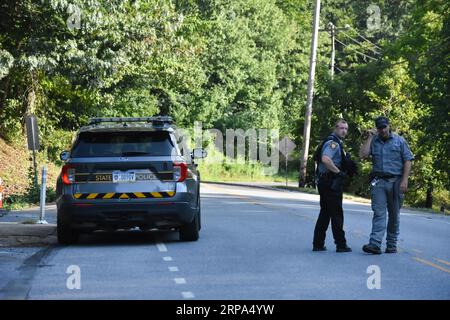 West Chester, Usa. September 2023. Die Polizei schließt Straßen und überprüft Fahrzeuge in der Gegend. Pennsylvania State Police und Federal Law Enforcement in West Chester suchen nach Daniel Cavalcante, nachdem er aus dem Gefängnis entkommen war. Daniel Cavalcante wird wegen Mordes an seiner ehemaligen Freundin verurteilt. Die Suche ist seit mehreren Tagen im Gange und intensiviert sich. Daniel Cavalcante wurde Berichten zufolge in der Nähe der Waterglen Lane gesichtet. Quelle: SOPA Images Limited/Alamy Live News Stockfoto