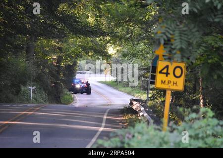 West Chester, Usa. September 2023. Die Polizei schließt Straßen und überprüft Fahrzeuge in der Gegend. Pennsylvania State Police und Federal Law Enforcement in West Chester suchen nach Daniel Cavalcante, nachdem er aus dem Gefängnis entkommen war. Daniel Cavalcante wird wegen Mordes an seiner ehemaligen Freundin verurteilt. Die Suche ist seit mehreren Tagen im Gange und intensiviert sich. Daniel Cavalcante wurde Berichten zufolge in der Nähe der Waterglen Lane gesichtet. Quelle: SOPA Images Limited/Alamy Live News Stockfoto