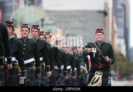 (190425) -- MELBOURNE, 25. April 2019 -- teilnehmermarsch in Melbourne, Australien, 25. April 2019. Der Anzac Day wird jedes Jahr am 25. April gefeiert und ist der nationale Gedenktag Australiens und Neuseelands für die Mitarbeiter, die in Kriegen, Konflikten und Friedenssicherungseinsätzen gedient und gestorben sind. ) AUSTRALIEN-MELBOURNE-ANZAC TAG BaixXuefei PUBLICATIONxNOTxINxCHN Stockfoto