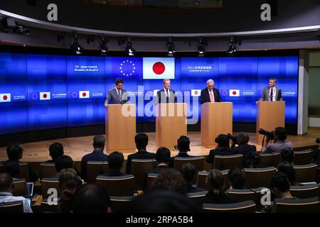 (190425) -- BRÜSSEL, 25. April 2019 (Xinhua) -- Präsident der Europäischen Kommission Jean-Claude Juncker (2. R), Präsident des Europäischen Rates Donald Tusk (2. L) und japanischer Premierminister Shinzo Abe (1. L) nehmen an einer Pressekonferenz während des EU-Japan-Gipfels am 25. April 2019 in Brüssel, Belgien, Teil. Am Donnerstagnachmittag fand in Brüssel das 26. Gipfeltreffen zwischen der EU und Japan statt, bei dem der Präsident der Europäischen Kommission, Jean-Claude Juncker, und der Präsident des Europäischen Rates, Donald Tusk, mit dem japanischen Premierminister Shinzo Abe zusammentrafen. (Xinhua/Zhang Cheng) BELGIEN-BRÜSSEL-EU-JAPAN-GIPFEL PUBLICATIONxNOTxINx Stockfoto