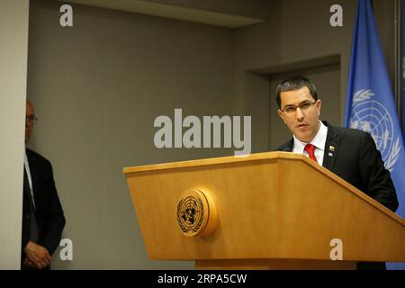 (190425) -- VEREINTEN NATIONEN, 25. April 2019 -- der venezolanische Außenminister Jorge Arreaza (R) nimmt an einer Pressekonferenz im Hauptquartier der Vereinten Nationen in New York am 25. April 2019 Teil. ) UN-VENEZUELA-AUSSENMINISTERKONFERENZ LIXMUZI PUBLICATIONXNOTXINXCHN Stockfoto