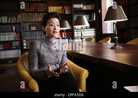 (190425) -- NEW YORK, 25. April 2019 (Xinhua) -- Yang Lan wird in einem Interview mit Xinhua am Rande der Konferenz der Frauen in einer integrativen Wirtschaft in New York, USA, 19. April 2019 gesehen. Chinesische Frauen engagieren sich aktiv in der New Economy, und es ist für die Gesellschaft zu einem Zeitalter gekommen, in dem sie die geschlechtsspezifischen Einnahmen von Frauen nutzen kann, sagte Yang Lan, eine chinesische Berühmtheit. (Xinhua/Guo Peiran) TO GO WITH Interview: Chinesische Prominente sagt, es komme zum Zeitalter der Geschlechtereinnahmen von Frauen USA-NEW YORK-KONFERENZ-CHINA-YANG Lan PUBLICATIONxNOTxINxCHN Stockfoto