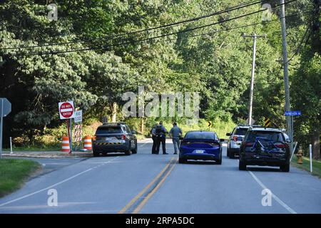 West Chester, Usa. September 2023. Die Polizei schließt Straßen und überprüft Fahrzeuge in der Gegend. Pennsylvania State Police und Federal Law Enforcement in West Chester suchen nach Daniel Cavalcante, nachdem er aus dem Gefängnis entkommen war. Daniel Cavalcante wird wegen Mordes an seiner ehemaligen Freundin verurteilt. Die Suche ist seit mehreren Tagen im Gange und intensiviert sich. Daniel Cavalcante wurde Berichten zufolge in der Nähe der Waterglen Lane gesichtet. (Foto: Kyle Mazza/SOPA Images/SIPA USA) Credit: SIPA USA/Alamy Live News Stockfoto