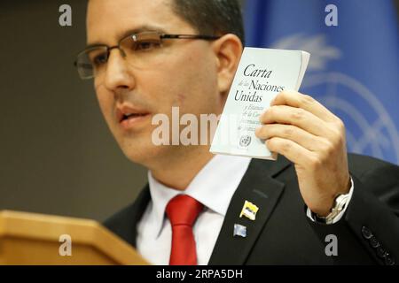 (190425) -- VEREINTEN NATIONEN, 25. April 2019 -- der venezolanische Außenminister Jorge Arreaza hält eine spanische Kopie der Charta der Vereinten Nationen, während er auf einer Pressekonferenz im Hauptquartier der Vereinten Nationen in New York am 25. April 2019 spricht. ) UN-VENEZUELA-AUSSENMINISTERKONFERENZ LIXMUZI PUBLICATIONXNOTXINXCHN Stockfoto