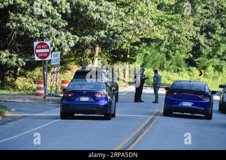 West Chester, Usa. September 2023. Die Polizei schließt Straßen und überprüft Fahrzeuge in der Gegend. Pennsylvania State Police und Federal Law Enforcement in West Chester suchen nach Daniel Cavalcante, nachdem er aus dem Gefängnis entkommen war. Daniel Cavalcante wird wegen Mordes an seiner ehemaligen Freundin verurteilt. Die Suche ist seit mehreren Tagen im Gange und intensiviert sich. Daniel Cavalcante wurde Berichten zufolge in der Nähe der Waterglen Lane gesichtet. (Foto: Kyle Mazza/SOPA Images/SIPA USA) Credit: SIPA USA/Alamy Live News Stockfoto