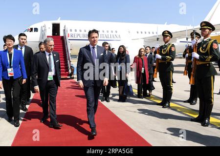 (190426) -- PEKING, 26. April 2019 -- der italienische Premierminister Giuseppe Conte kommt am 26. April 2019 in Peking, der Hauptstadt Chinas, an, um am zweiten Gürtel- und Straßenforum für internationale Zusammenarbeit teilzunehmen. ) (BRF)CHINA-PEKING-GÜRTEL UND STRASSE FORUM-ITALIENISCHE PM-ANKUNFT (CN) JUXHUANZONG PUBLICATIONXNOTXINXCHN Stockfoto