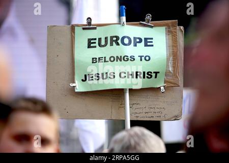 (190426) -- PRAG, 26. April 2019 -- Ein Unterstützer der tschechischen Opposition Freiheit und direkte Demokratie (SPD) hält ein Schild mit der Aufschrift Europa gehört Jesus Christus während einer Kundgebung auf dem Wenzelsplatz in Prag, Tschechische Republik, am 25. April 2019. Die SPD-Partei hielt am Donnerstag eine Kundgebung ab, um die EU-Wahlkampagne auf dem Prager Wenzelsplatz offiziell zu starten. Die Veranstaltung brachte europäische rechtsextreme Politiker, Hunderte von Unterstützern sowie Gegner. ) TSCHECHISCHE REPUBLIK-PRAG-SPD-RALLYE DanaxKesnerova PUBLICATIONxNOTxINxCHN Stockfoto