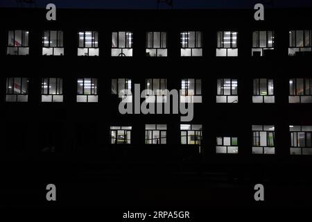 (190426) -- LICHENG, 26. April 2019 (Xinhua) -- Schüler haben am 17. April 2019 Abendkurse an der Huangyadong-Schule in Licheng County der Stadt Changzhi in der nordchinesischen Provinz Shanxi. Die Huangyadong-Schule liegt in der Tiefebene des Taihang-Berges in der nordchinesischen Provinz Shanxi und ist eine neunjährige Schule, die Grundschule und Mittelschule bietet, die auch ein Fußballinternat in ländlichen Gebieten ist. Die Huangyadong-Schule hat heute 19 Klassen und über 660 Schüler. In jeder Klasse gibt es ein Fußballteam für Jungen und ein Fußballteam für Mädchen. Jeder Schüler hat seinen eigenen Fußball. Jeden Tag, Hengst Stockfoto