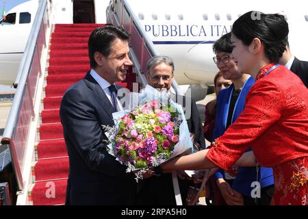 (190426) -- PEKING, 26. April 2019 -- der italienische Premierminister Giuseppe Conte kommt am 26. April 2019 in Peking, der Hauptstadt Chinas, an, um am zweiten Gürtel- und Straßenforum für internationale Zusammenarbeit teilzunehmen. ) (BRF)CHINA-PEKING-GÜRTEL UND STRASSE FORUM-ITALIENISCHE PM-ANKUNFT (CN) JUXHUANZONG PUBLICATIONXNOTXINXCHN Stockfoto