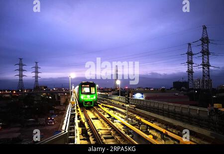 (190426) -- PEKING, 26. April 2019 -- Ein Zug fährt auf Vietnams erster Stadtbahn, der Cat Linh-Ha Dong Hochbahn, in Hanoi, Vietnam, am 30. Dezember 2018. Die Bahnstrecke wurde von China Railway Sixth Group Co. Ltd. Gebaut Von Kambodscha über Äthiopien bis Georgien sind Wirtschafts- und Industriegebiete zu einer immer wichtigeren Dimension der internationalen Zusammenarbeit im Rahmen der Belt and Road Initiative (BRI) geworden. In einem Unterforum am Donnerstag auf dem laufenden zweiten Band- und Straßenforum für internationale Zusammenarbeit (BRF), hochrangige Beamte aus der ganzen Welt c Stockfoto