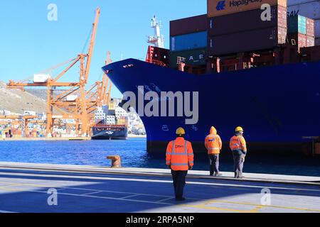 (190426) -- HAFEN von PIRÄUS, 26. April 2019 (Xinhua) -- Mitarbeiter bereiten sich auf die Entladung von Fracht am Containerterminal des Hafens von Piräus, Griechenland, am 16. Januar 2019 vor. Im Jahr 2016 erwarb die chinesische COSCO-SCHIFFFAHRT einen Anteil von 67 Prozent am Hafen von Piräus, der sich dann in Schwierigkeiten befand. In nur zwei Jahren ist die Performance von Piräus in die Höhe geschnellt. Der Containerumschlag ist von 880.000 TEU im Jahr 2010 auf 4,9 Millionen TEU im Jahr 2018 gestiegen und liegt damit an zweiter Stelle unter allen Mittelmeerhäfen. (Xinhua/Marios Lolos) GRIECHENLAND-PIRÄUS HAFENENTWICKLUNG PUBLICATIONxNOTxINxCHN Stockfoto