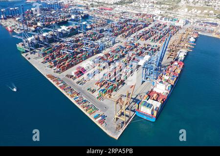 (190426) -- HAFEN von PIRÄUS, 26. April 2019 (Xinhua) -- Luftaufnahme vom 16. Januar 2019 zeigt den Hafen von Piräus, Griechenland. Im Jahr 2016 erwarb die chinesische COSCO-SCHIFFFAHRT einen Anteil von 67 Prozent am Hafen von Piräus, der sich dann in Schwierigkeiten befand. In nur zwei Jahren ist die Performance von Piräus in die Höhe geschnellt. Der Containerumschlag ist von 880.000 TEU im Jahr 2010 auf 4,9 Millionen TEU im Jahr 2018 gestiegen und liegt damit an zweiter Stelle unter allen Mittelmeerhäfen. (Xinhua/Wu Lu) GRIECHENLAND-PIRÄUS HAFENENTWICKLUNG PUBLICATIONxNOTxINxCHN Stockfoto