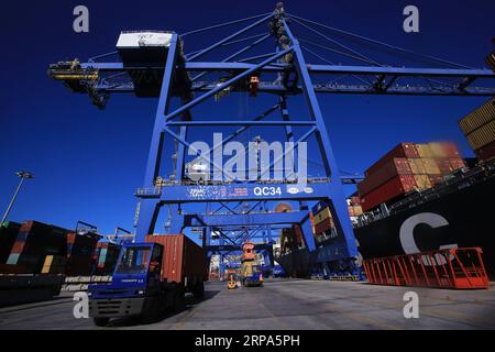 (190426) -- HAFEN von PIRÄUS, 26. April 2019 (Xinhua) -- Foto vom 16. Januar 2019 zeigt das Containerterminal des Hafens von Piräus, Griechenland. Im Jahr 2016 erwarb die chinesische COSCO-SCHIFFFAHRT einen Anteil von 67 Prozent am Hafen von Piräus, der sich dann in Schwierigkeiten befand. In nur zwei Jahren ist die Performance von Piräus in die Höhe geschnellt. Der Containerumschlag ist von 880.000 TEU im Jahr 2010 auf 4,9 Millionen TEU im Jahr 2018 gestiegen und liegt damit an zweiter Stelle unter allen Mittelmeerhäfen. (Xinhua/Marios Lolos) GRIECHENLAND-PIRÄUS HAFENENTWICKLUNG PUBLICATIONxNOTxINxCHN Stockfoto